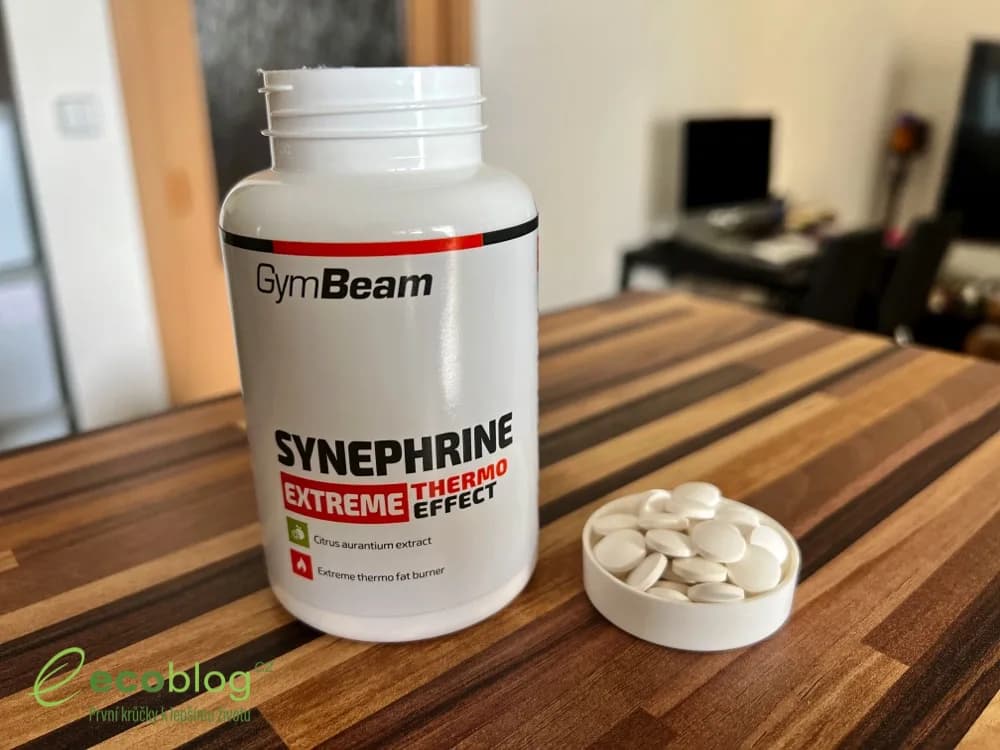 Balení tablet Synefrin od GymBeam na stole