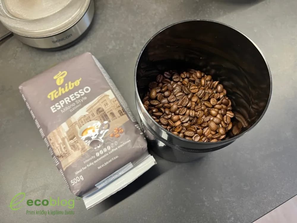 Zrna kávy Tchibo Espresso Milano Style připravená v mlýnku