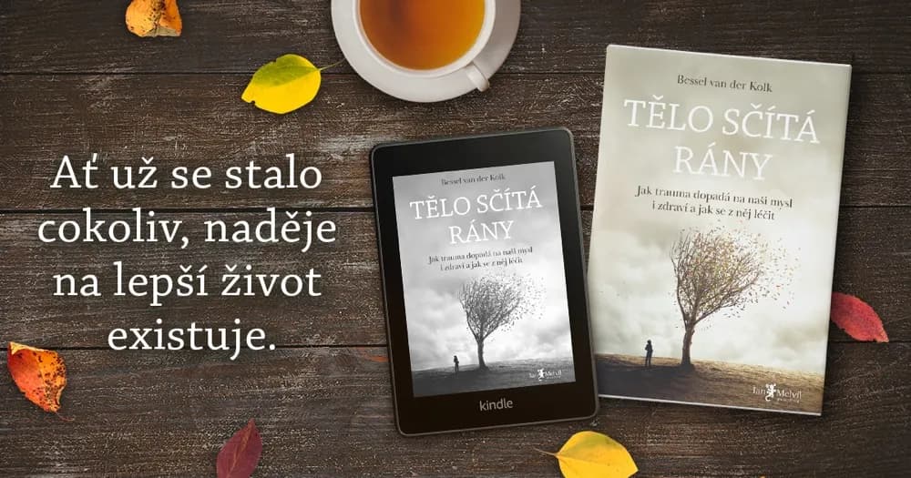 Kniha Tělo sčítá rány otevřená při čtení o vlivu traumatu na psychiku