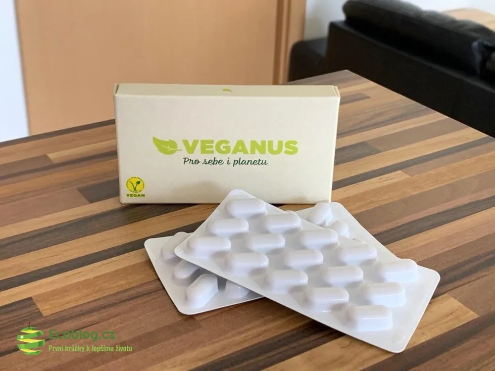 Tablety Veganus vysypané z balení, denní dávka pro vegany