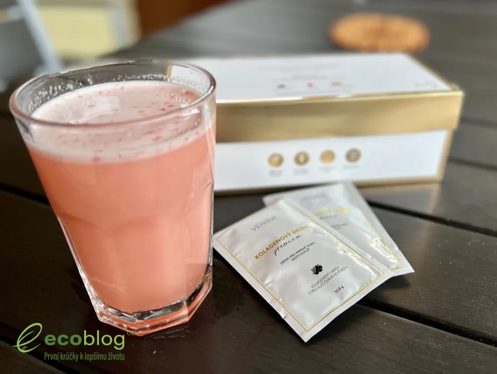 Hotový růžový kolagenový drink Venira ve sklenici