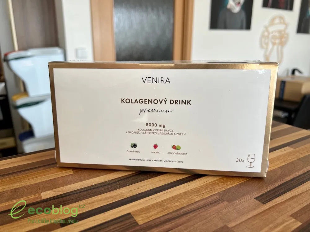 Jednotlivé sáčky kolagenového drinku Venira vysypané na kuchyňské desce