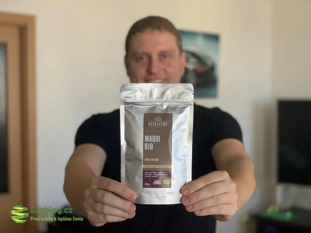 Maqui berry prášek od Vitalvibe rozmíchaný ve fialovém nápoji