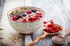 Smoothie bowl obarvená maqui práškem do fialova
