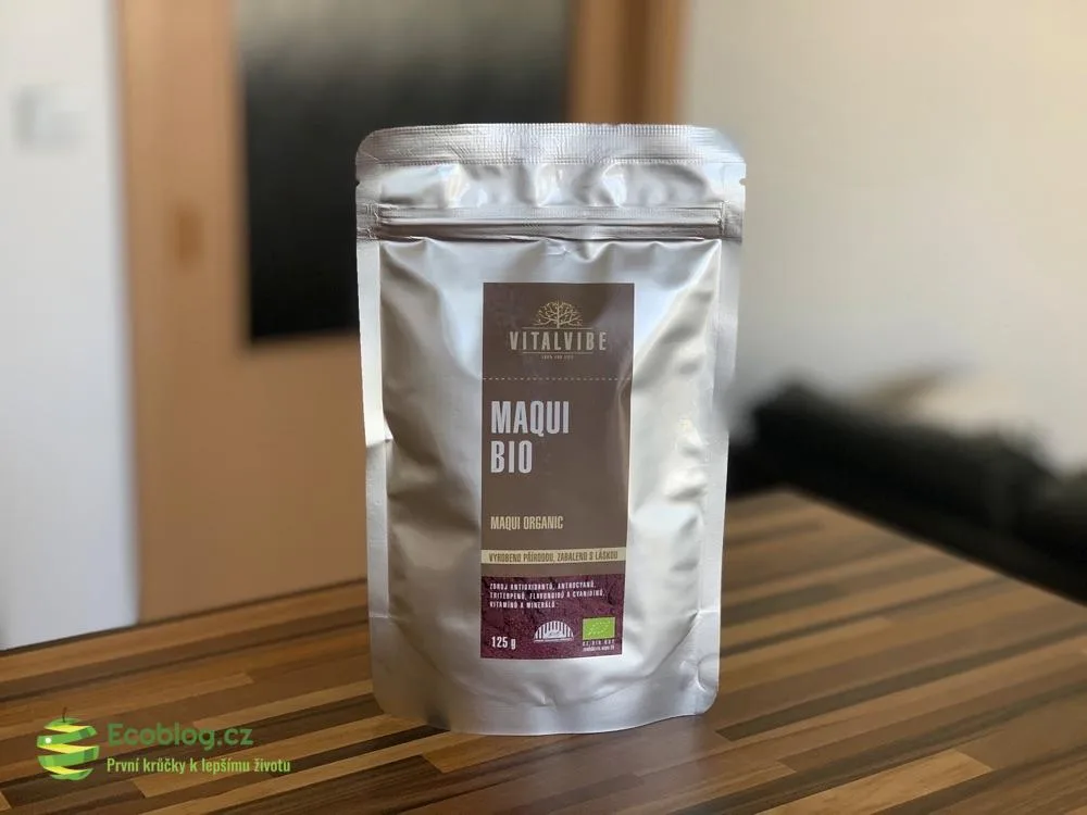 BIO prášek z maqui berry od Vitalvibe v misce vedle fialového smoothie