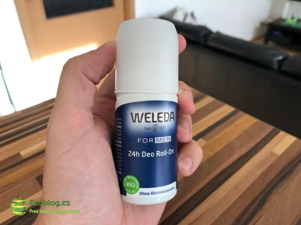 Pánský přírodní deodorant Weleda bez hliníkových solí v ruce, recenze a test