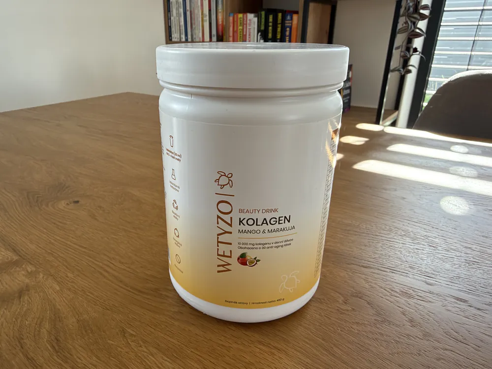 Dóza WETYZO Kolagen Beauty Drink mango a marakuja 450 g na stole
