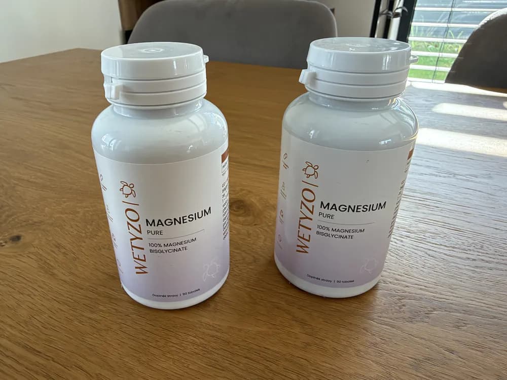 Dvě lahvičky WETYZO Magnesium Pure 100% magnesium bisglycinate na stole