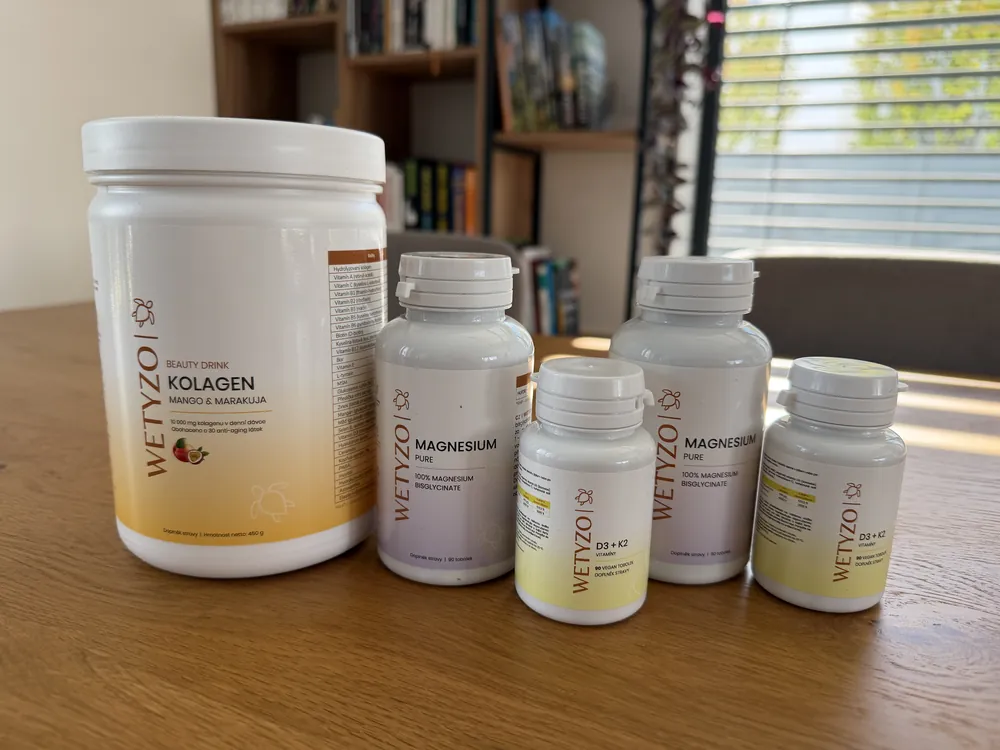 WETYZO Kolagen Beauty Drink mango a marakuja, dvě lahvičky Magnesium Pure a dvě D3 + K2 na stole