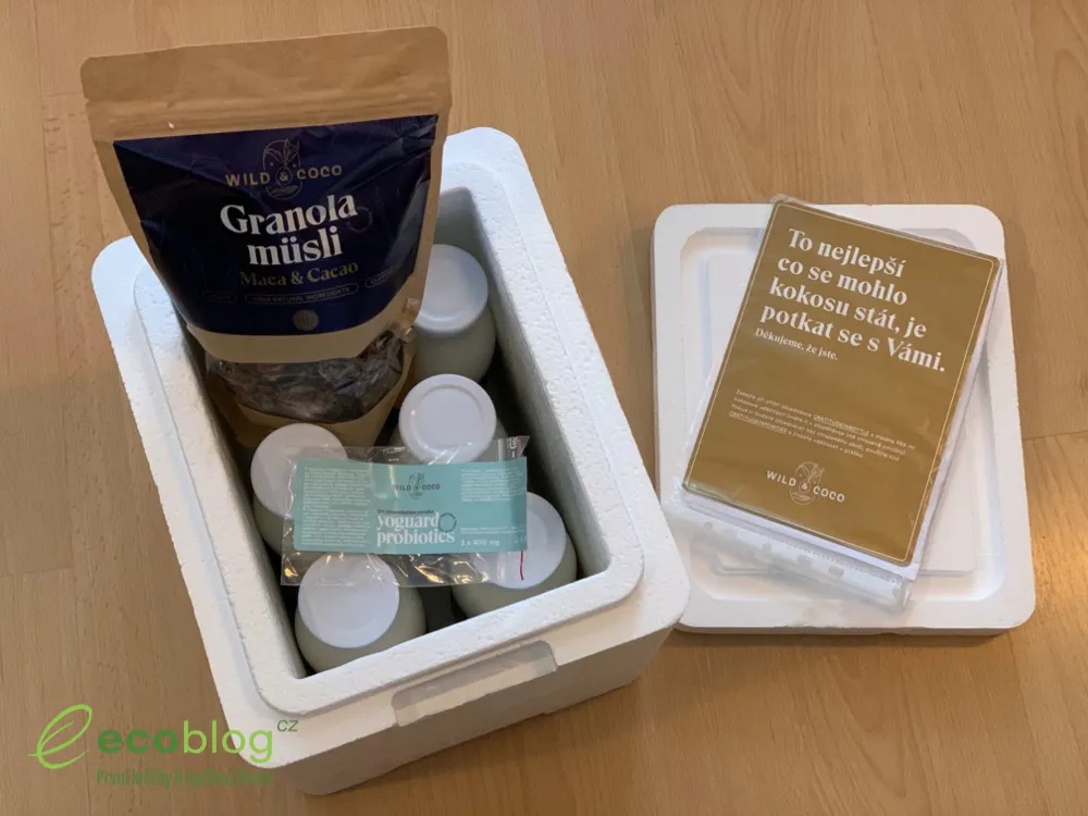 Otevřený termobox Wild & Coco s láhvemi kefíru, granolou a probiotiky