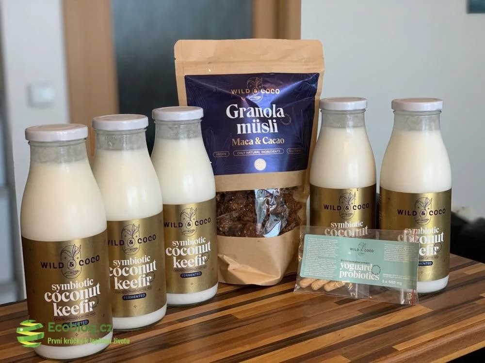Já s kokosovými produkty Wild & Coco: granola, tři láhve coconut keefir a kapsle