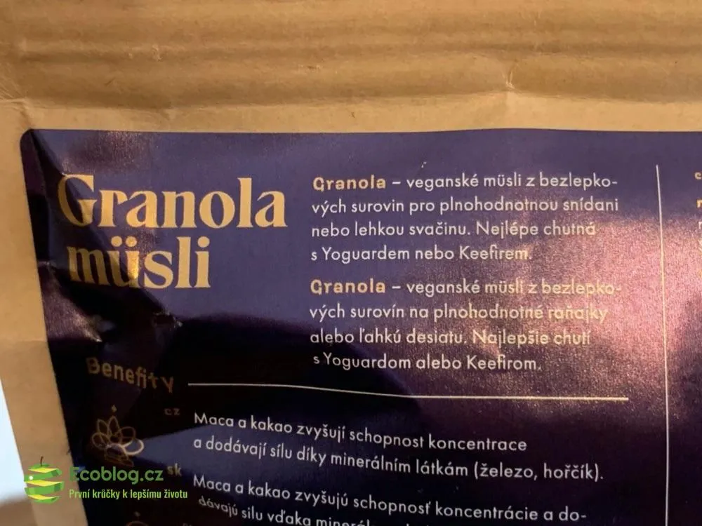 Wild & Coco granola nasypaná v misce před zalitím