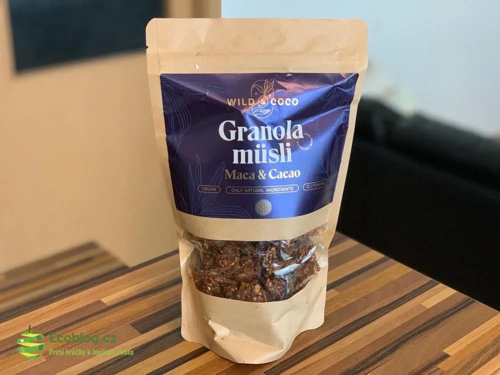 Wild & Coco granola müsli v misce s kokosovým kefírem