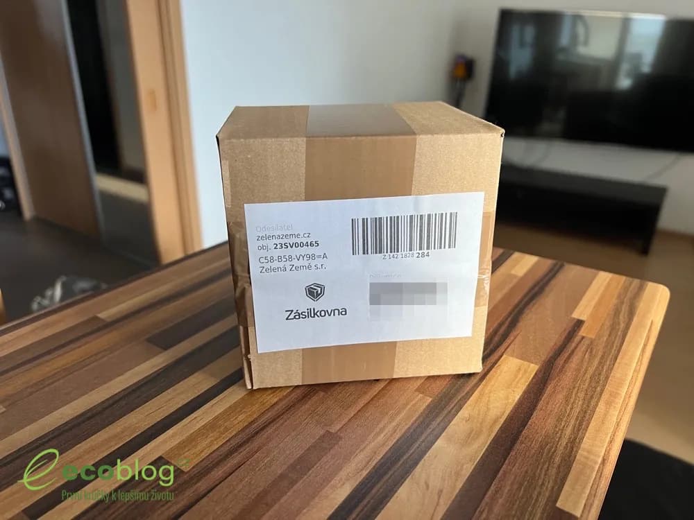 Krabice s objednávkou produktů Zelená země po doručení domů
