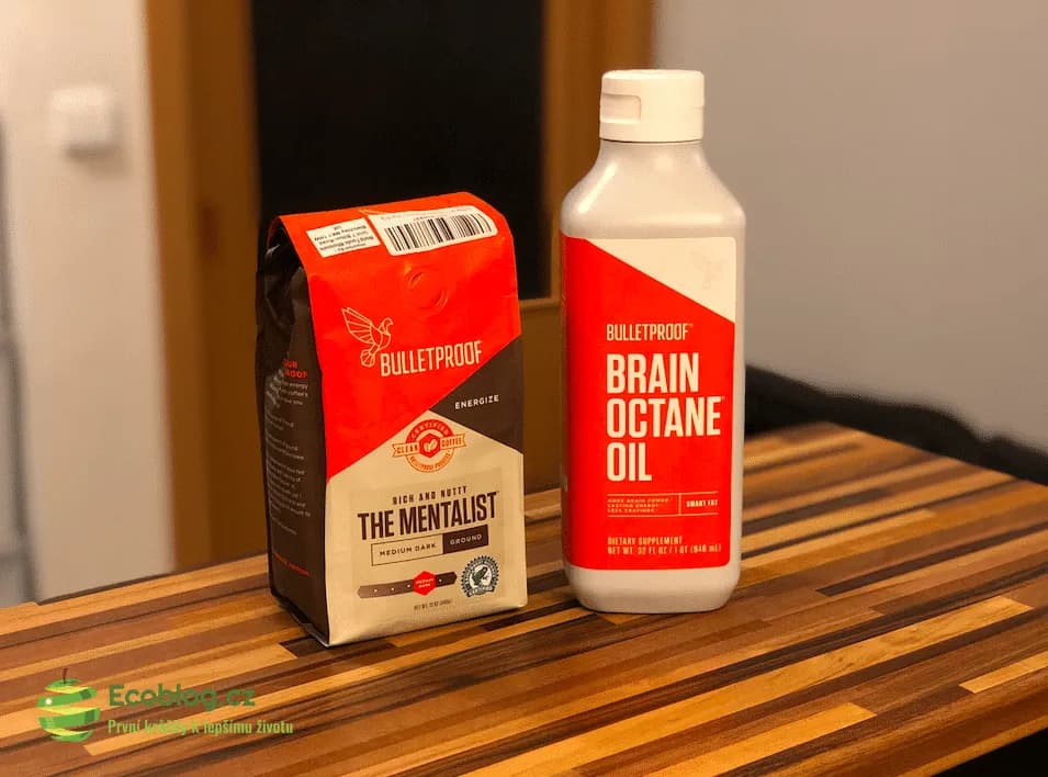 French press s připravovanou kávou na bulletproof coffee