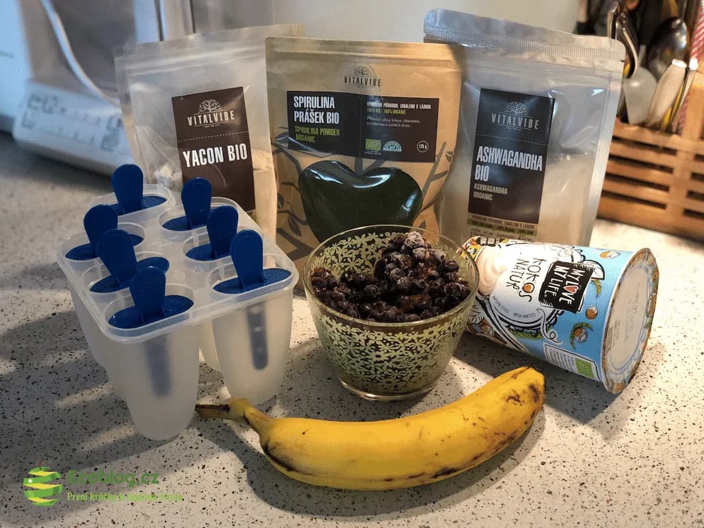 Yacon, spirulina a ashwagandha připravené na výrobu zdravé domácí zmrzliny