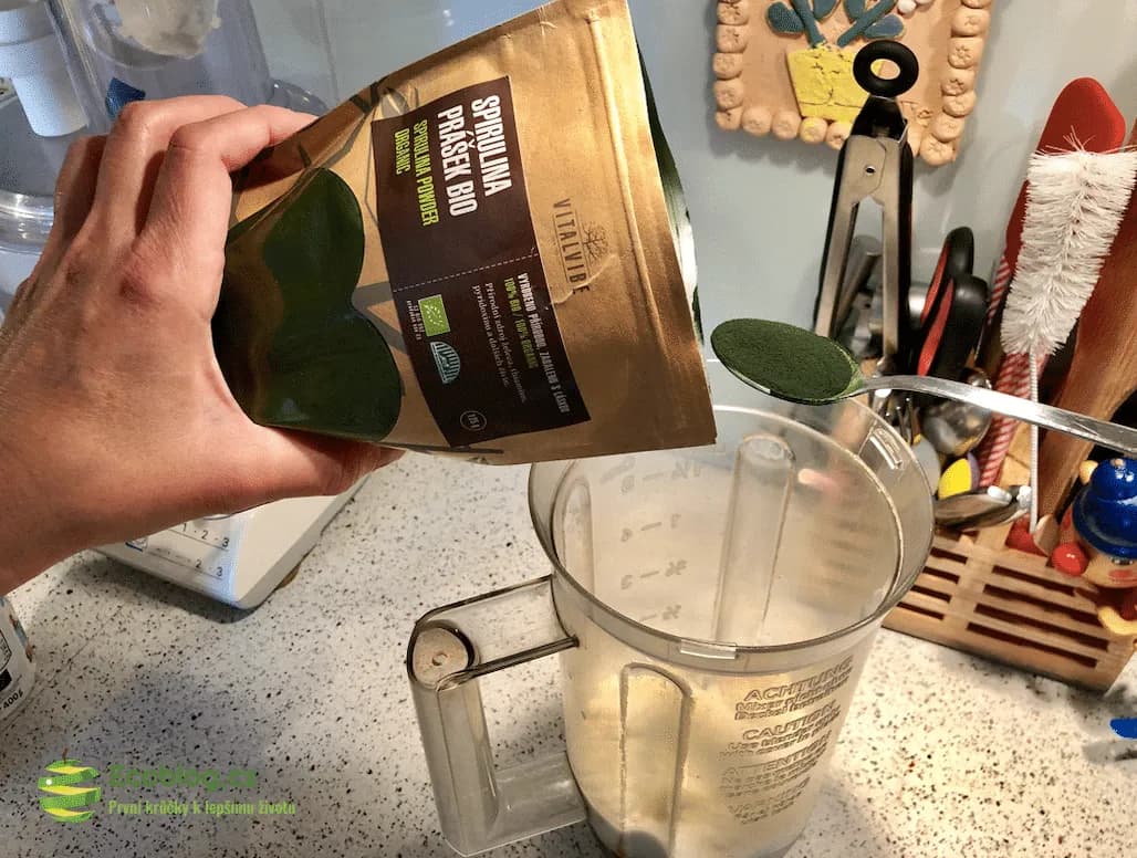 Přidání spiruliny do mixéru se zelenou zmrzlinovou hmotou