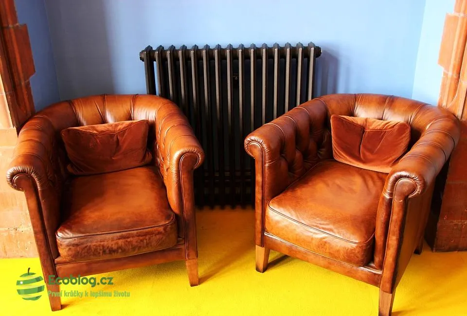 Upcyklovaný starý kus nábytku po renovaci jako ukázka recyklace