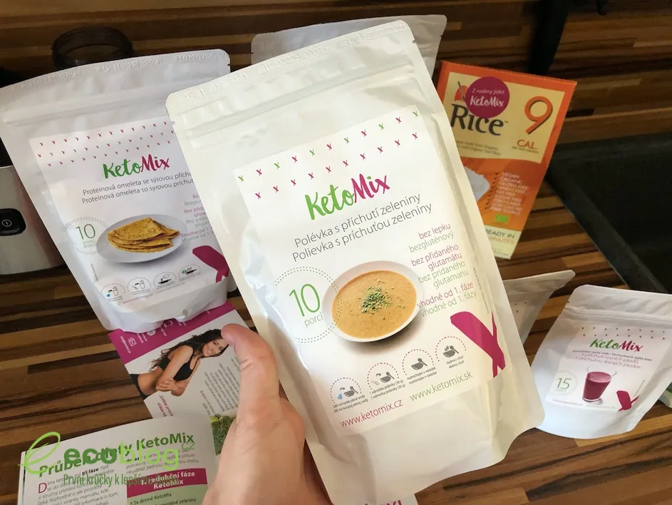 Sáčky krabičkového keto programu KetoMix s proteinovými jídly a šejkrem