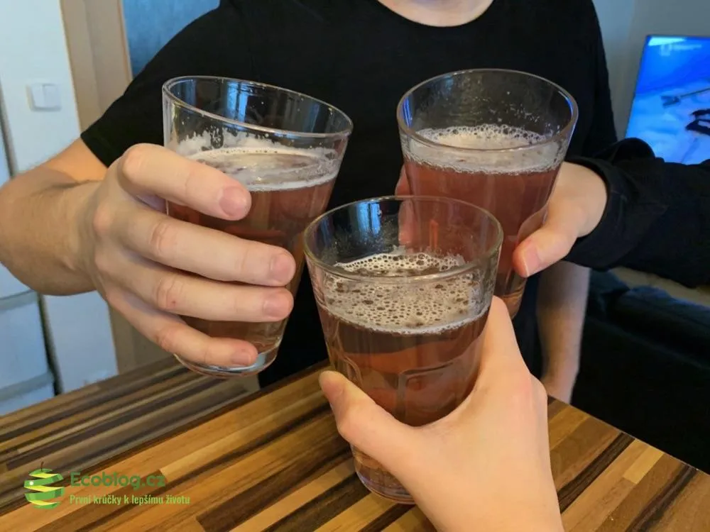 Připravené kolagenové drinky ve sklenicích