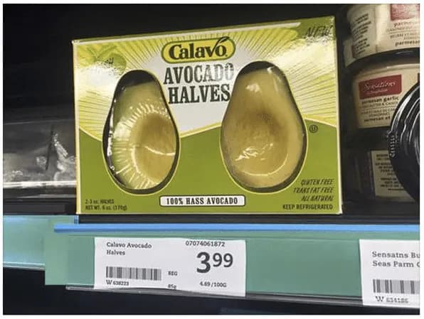 Avokádo zabalené v plastové fólii a uložené v plastové krabičce