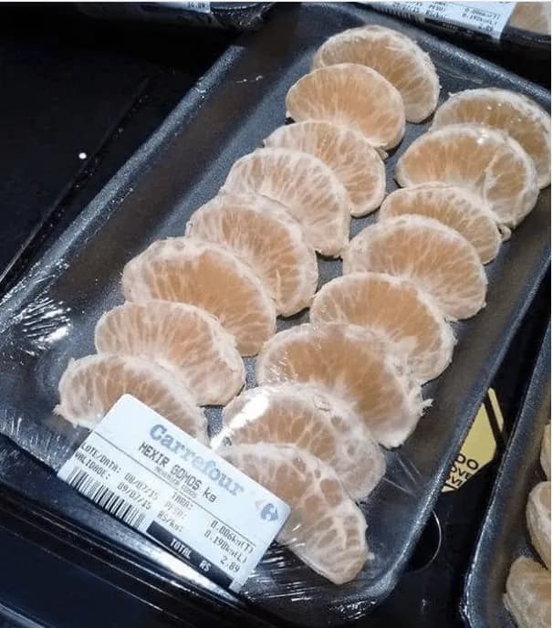 Oloupané mandarinky na podtácku zabalené v plastové fólii