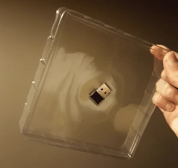 Malé USB zařízení v nepoměrně velkém plastovém obalu