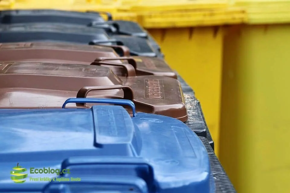 Tříděný odpad rozdělený do barevných kontejnerů na plast, papír a sklo
