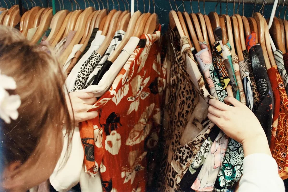 Skládání a třídění oblečení k dalšímu použití v duchu slow fashion