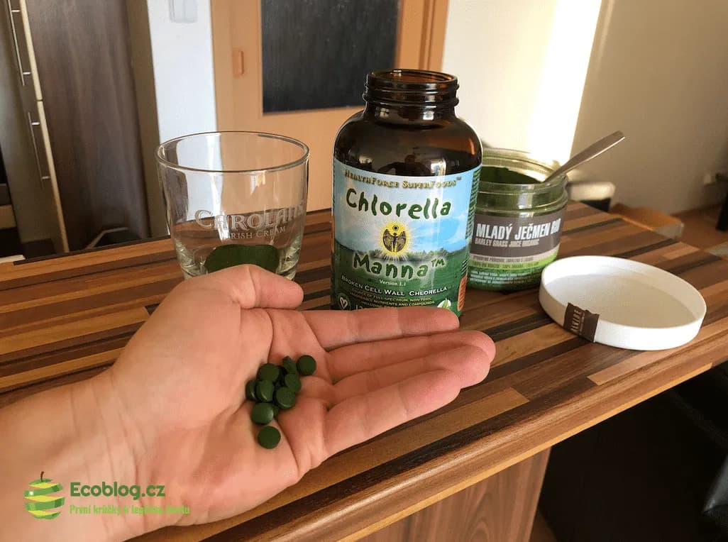 Chlorella a mladý ječmen od Vitalvibe rozmíchané do nápoje