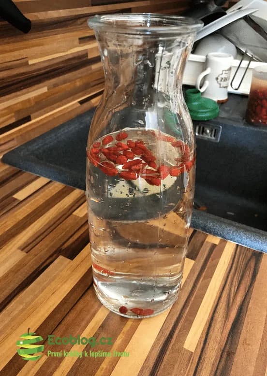 Kustovnice čínská goji namočená ve vodě, nabobtnalé plody
