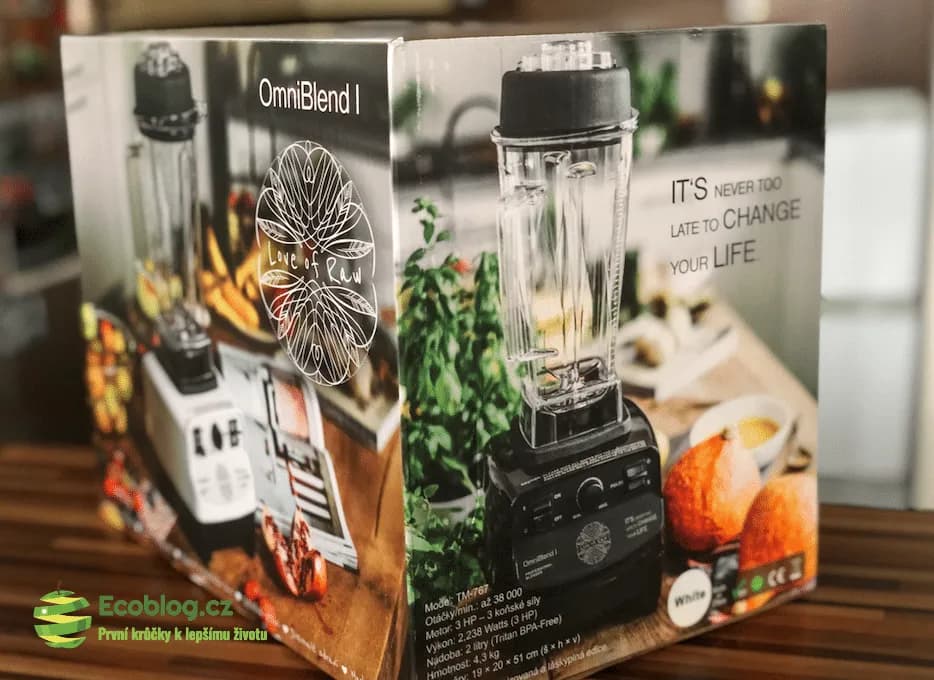 Mixér Omniblend od Vitalvibe při přípravě smoothie