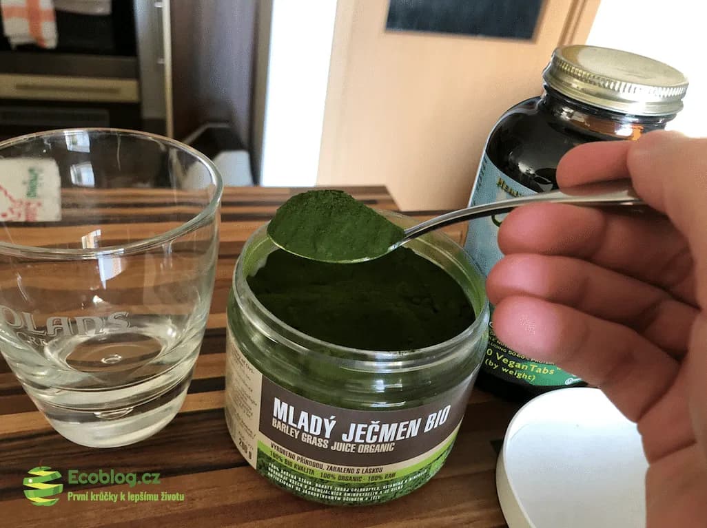Vitalvibe mladý ječmen rozmíchaný do nápoje při domácím testu