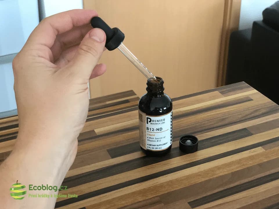 Tekutý vitamin B12 Vitalvibe, detail lahvičky a kapátka