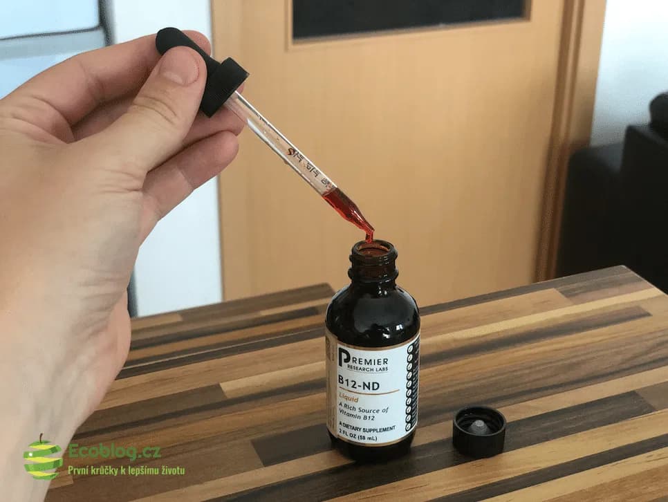 Nakapání tekutého vitaminu B12 Vitalvibe do sklenice vody
