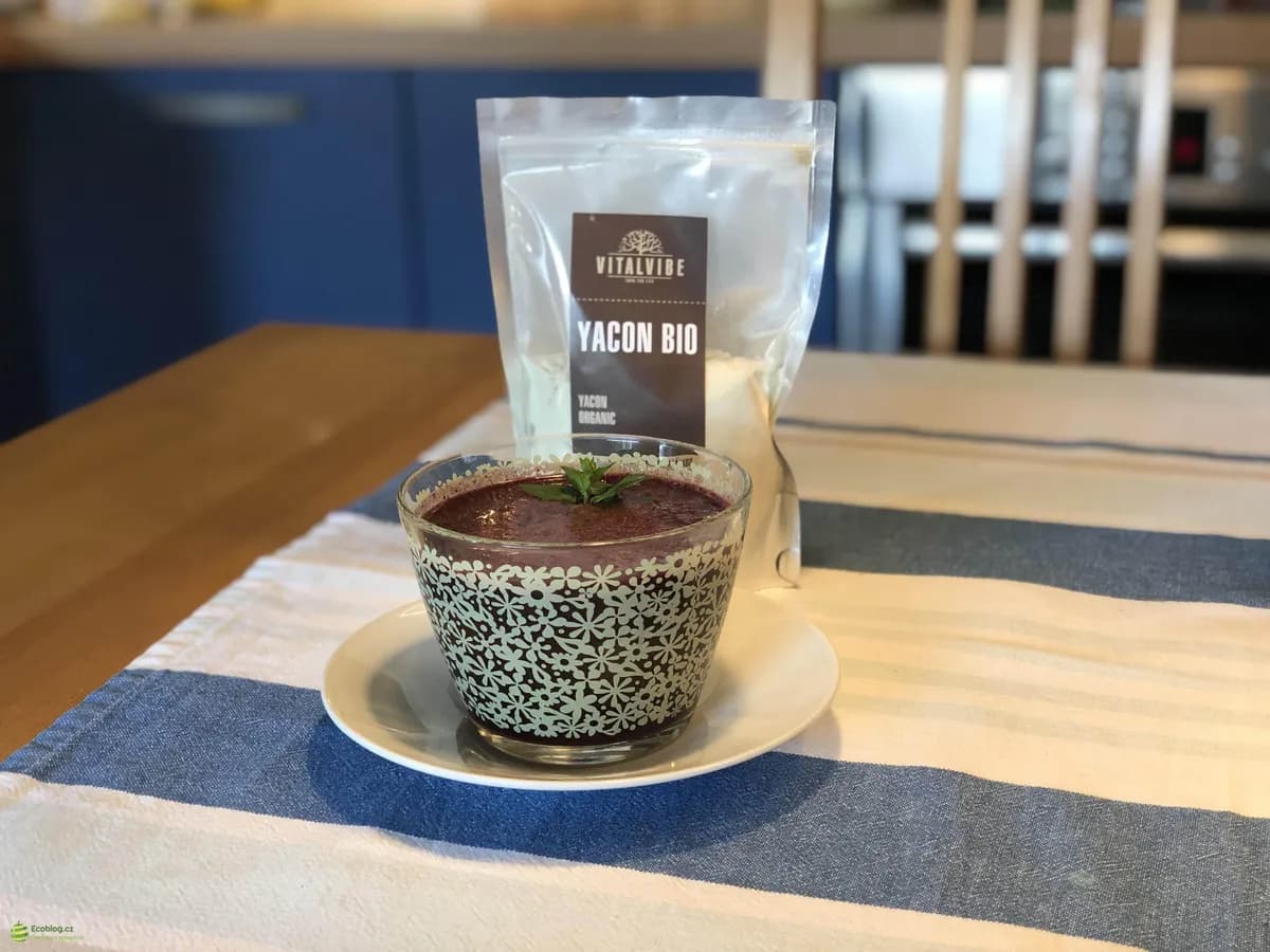 Příprava smoothie z banánu a borůvek slazeného yacon BIO práškem