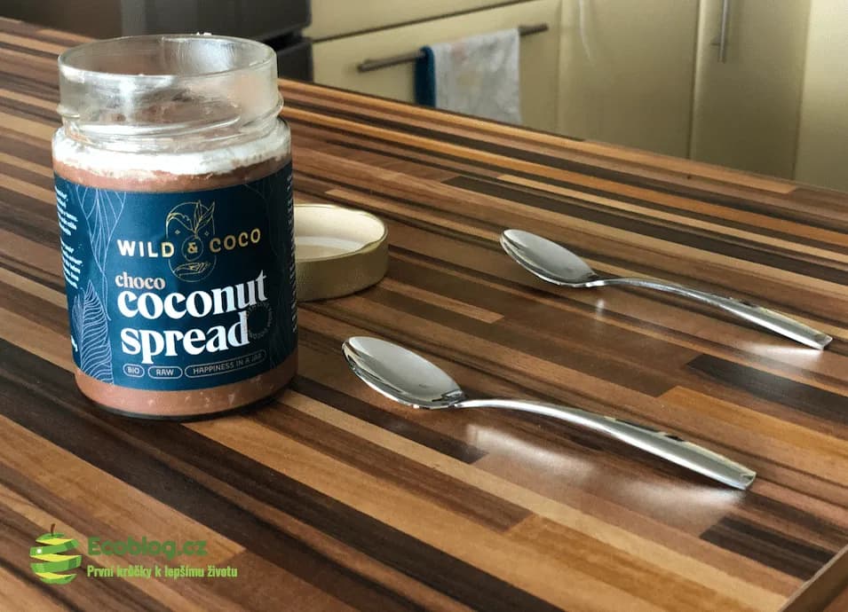 Čokoládová kokosová pomazánka Wild & Coco na lžičce