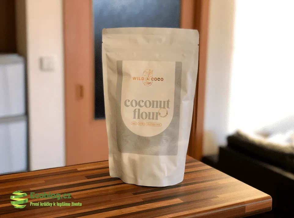 Kokosová mouka Wild & Coco nasypaná do misky před pečením