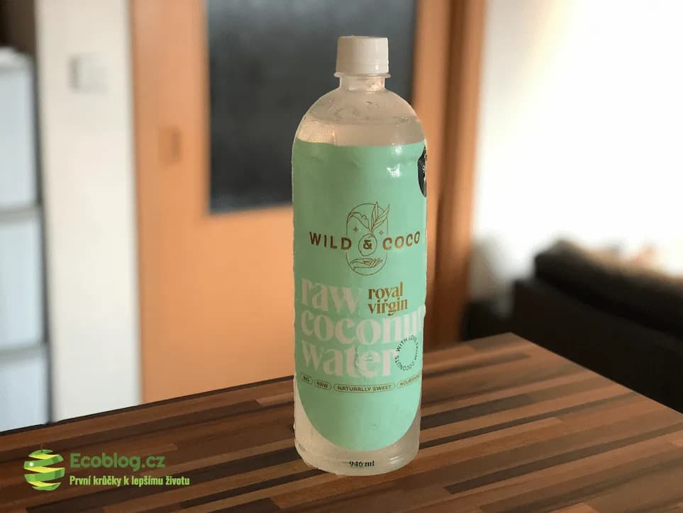 Wild & Coco raw kokosová voda v lahvi