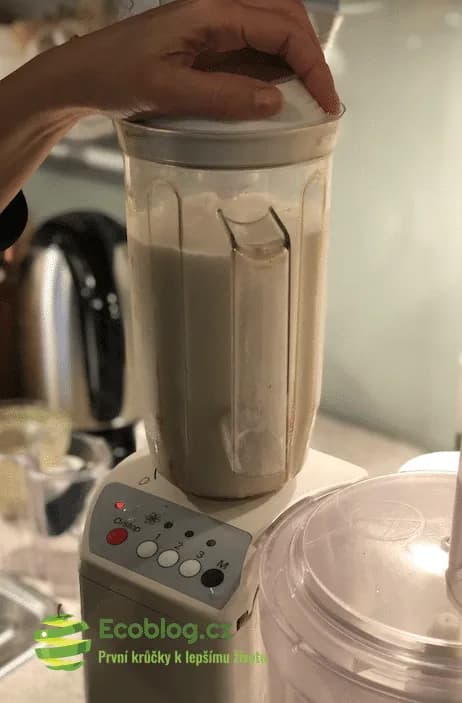Hladká kokosová směs připravená na přidání probiotik