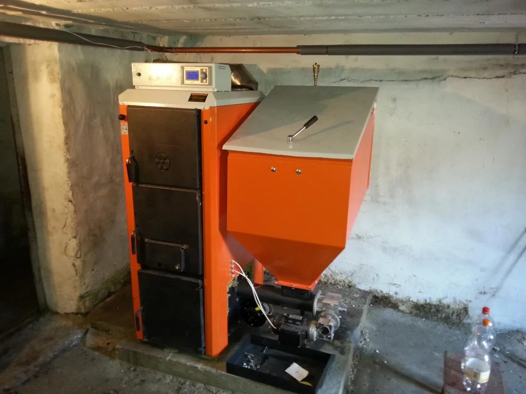 Starší kotel na pevná paliva v domácí kotelně, téma zákazu neekologických kotlů